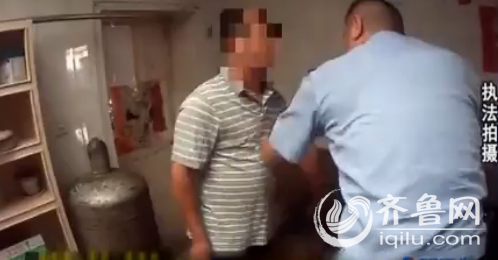 無(wú)論民警怎么勸說(shuō)，崔某就是不聽(tīng)（視頻截圖）