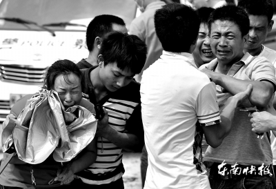 小天的遗体被打捞上来后，他的父亲和其他家属都哭成一团
