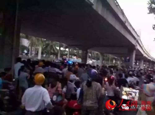 事發(fā)現(xiàn)場(chǎng)，千名群眾圍堵涉案男子（網(wǎng)友供圖）