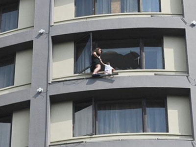 女子帶女兒跳樓鬧離婚嚇壞路人