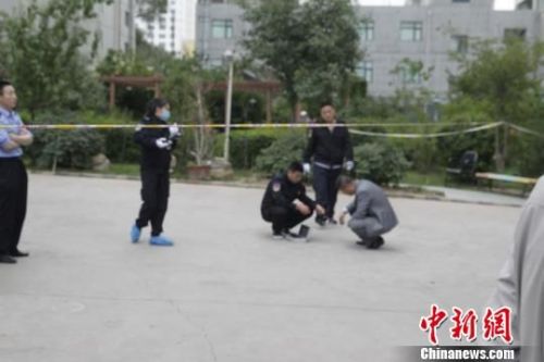 青海一吸毒男搶警察佩槍
