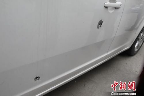 青海一吸毒男搶警察佩槍