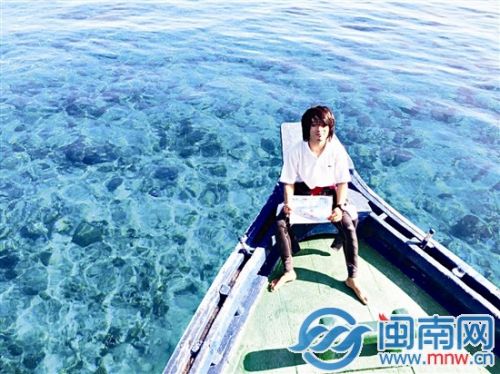 10月份海水特别清澈，客人帮谷晓磊拍了张照