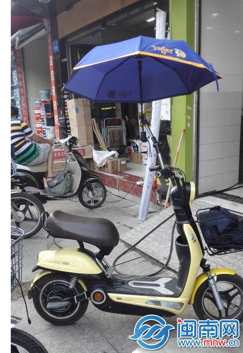在一家电动车配件店，商家称可以帮车主安装遮阳伞