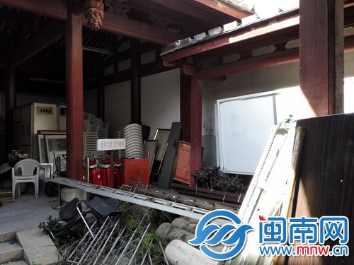 孔庙偏殿，大门紧锁，里面堆满了杂物