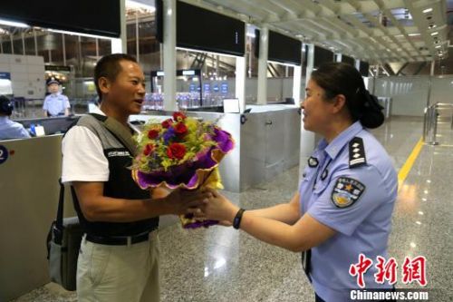 广州白云口岸迎台胞免予签注政策后首位台湾旅