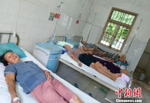 图为因吸入含甲烷气体产生不适的村民在卫生院治疗。