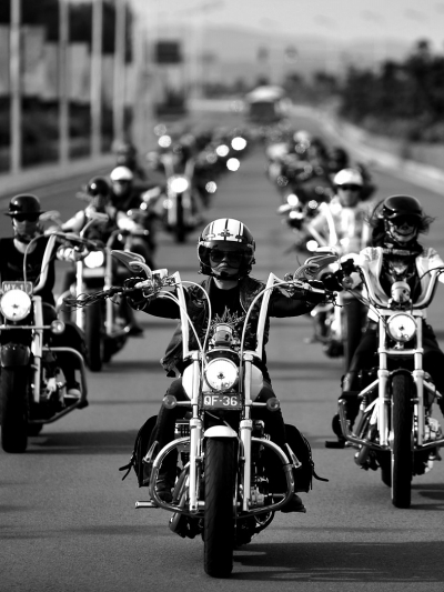 机车队在路面上行驶