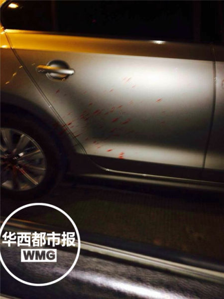 鮮血迸濺在路邊車身