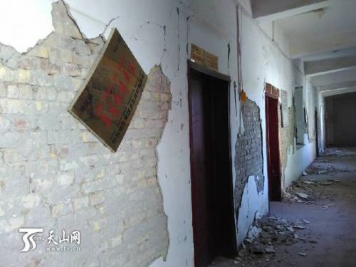 皮山县统计局和商经委的办公大楼二楼的墙皮脱落并出现裂纹