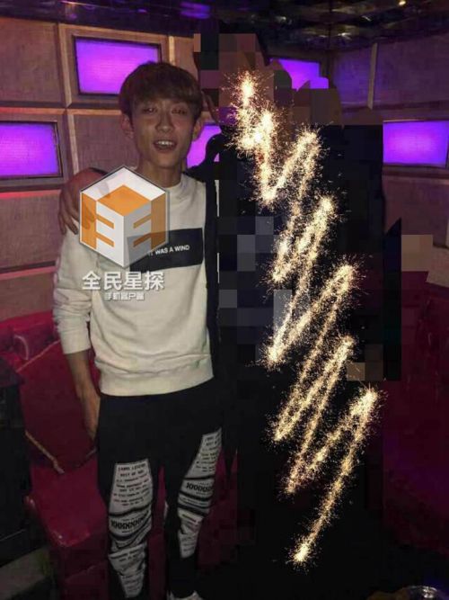 网曝 文章张一山 醉闹闹夜店 叫多名陪酒小姐未