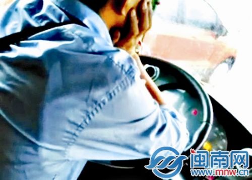 司机师傅用手肘开车（网友供图）