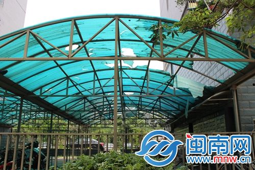 停车棚的顶棚破损很严重
