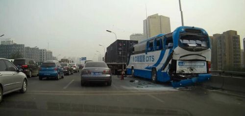 北京东四环7车连撞