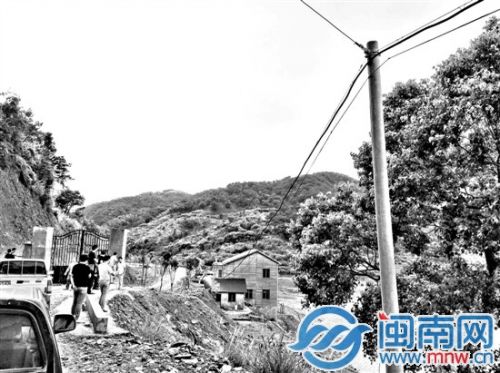 昨日多部门联合执法，上山调查违建别墅；发现别墅电线搭进水库电房