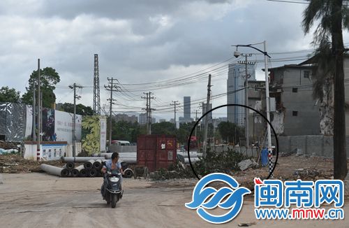 东山路的一段被在建楼盘占用后，开发商建了条便道（图中画圈处）