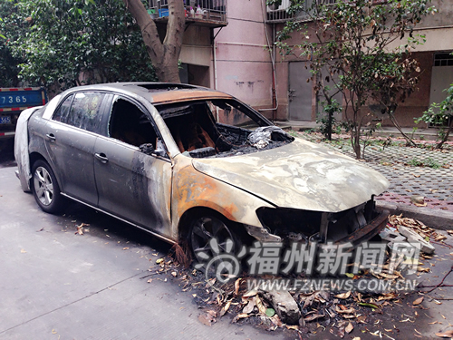 被烧毁的车