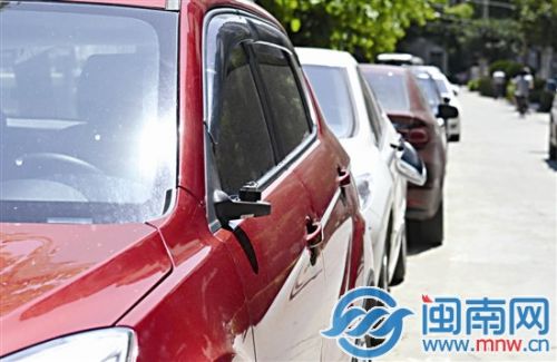 省直屏西小区内，多辆小车的后视镜被掰坏