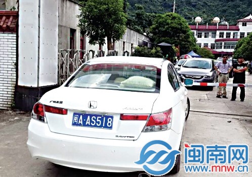 闽AAS518小车堵在景区大门口，车主却走了（市民张先生供图）