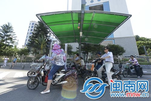 福飞路华林路口的遮阳棚，为市民遮阳