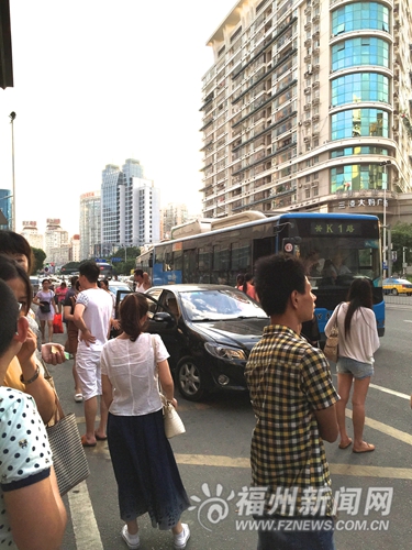 黑车堵路公交无奈让道
