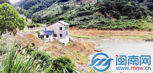 7月6日，记者在恩顶水库边拍到的违建别墅