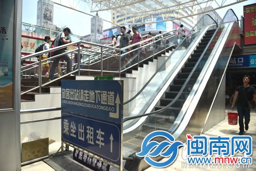 南广场出站电梯停用后，旅客只能提着行李走楼梯，非常不方便