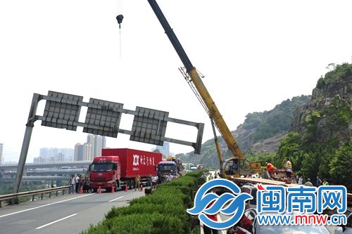 龙门架一脚被撞断，高速公路双向堵车