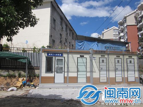 公厕外观崭新，却大门紧闭