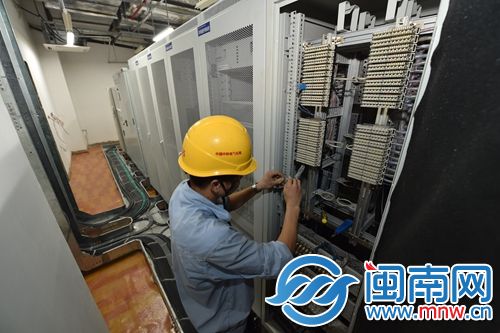 地铁隧道里安装的线缆、通讯设备，形成“神经网”