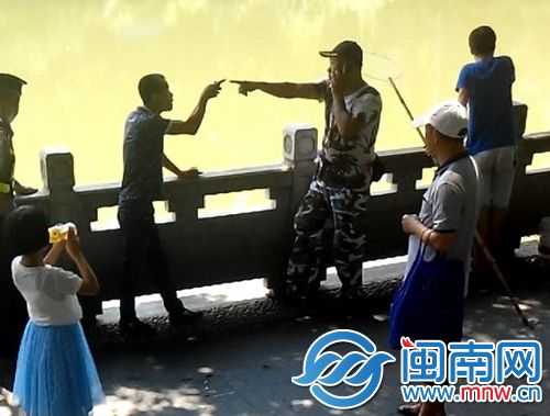 为劝阻他人捞鱼，身穿花衬衫的市民（左一）与身穿迷彩裤的捞鱼者（左二）发生口角