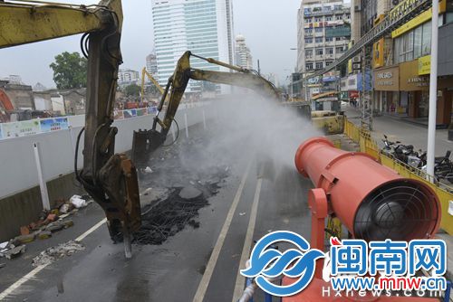 南街道路施工，水枪和雾炮车一起作业降尘