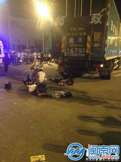 肇事货车车牌号为黑B16793，车身写有 “中国邮政”字样
