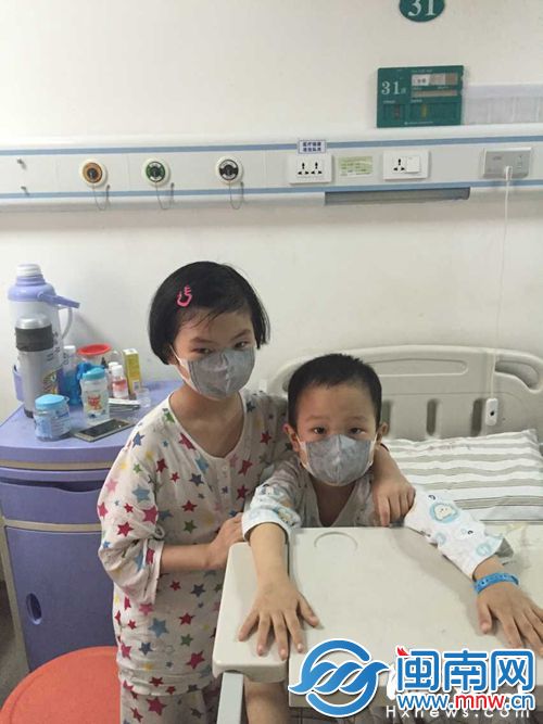 姐姐经常来医院教小雄（右）写字