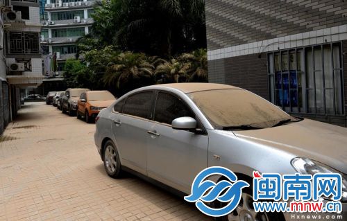 拆楼没有围挡阳台铺满粉尘