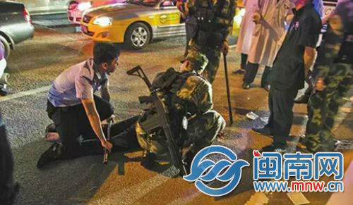 当事司机在现场被民警、特警控制