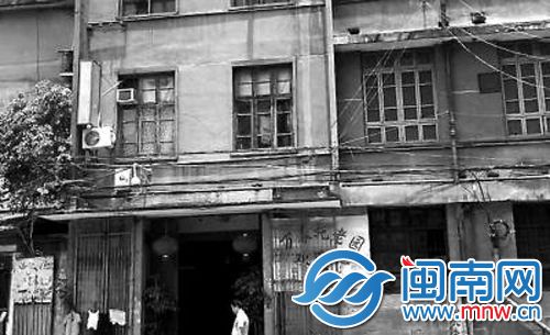 长春托老园由地下室改建，铁门白天基本都开着