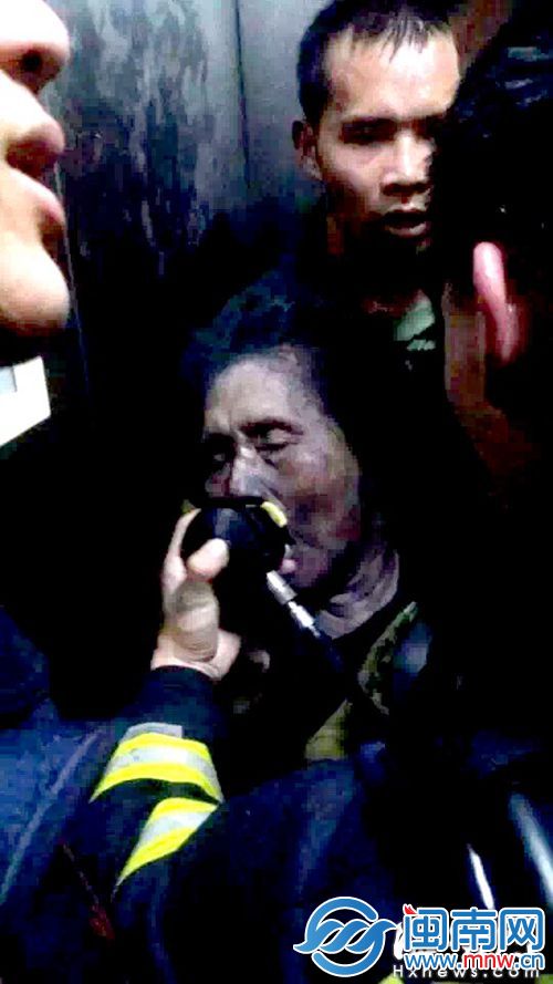 李依姆获救后，戴上呼吸面罩（消防供图）