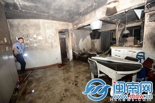 起火套房的客厅被熏得焦黑一片