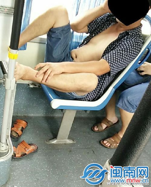 男乘客袒胸脱鞋脚跨护栏
