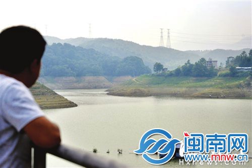 记者与执法人员赶到华林溪水库后，发现水库边确实建有一幢3层建筑