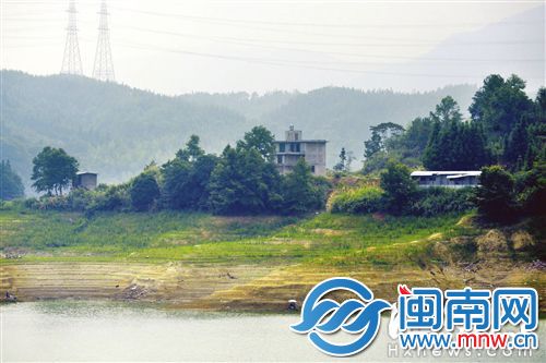 执法人员表示，该3层建筑不在库区管辖范围内，是否属违建还需调查