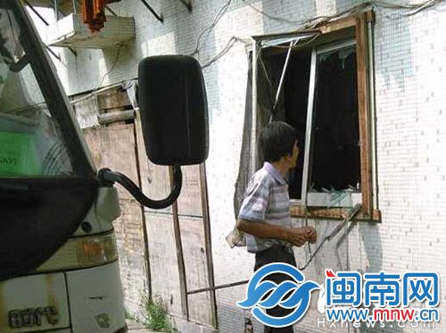 整个窗户被炸飞