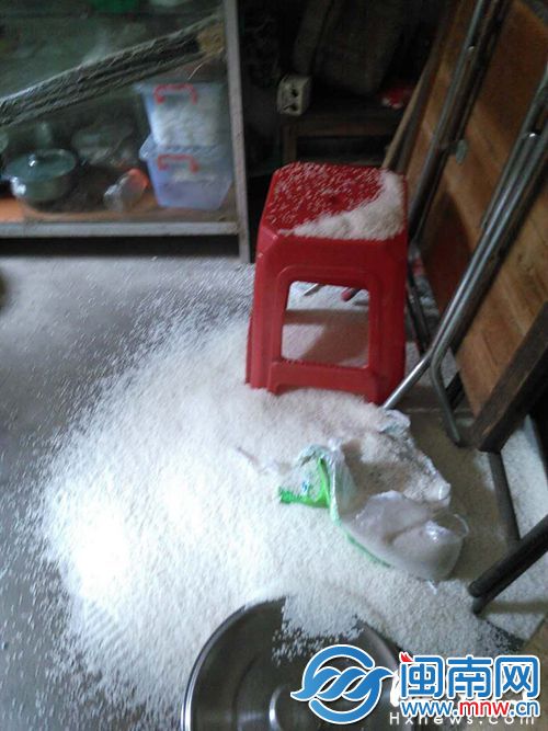 厨房一片狼藉（读者供图）