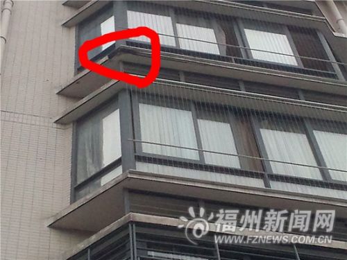 楼上阳台外沿缺了一角（画圈处）