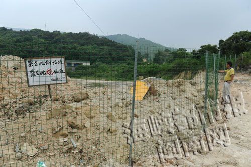 围起铁栅栏，防止有人来此倒垃圾
