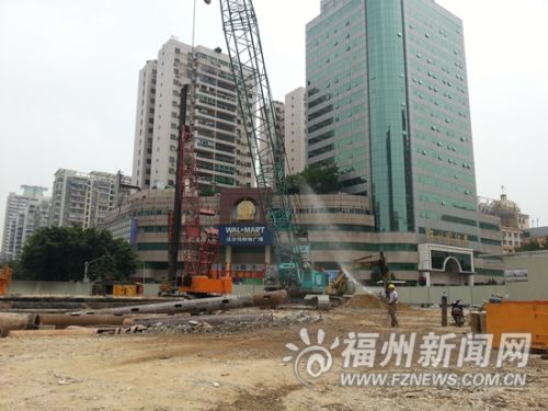 紫阳工地施工快结束放松治尘，工地围挡内没有安装喷雾系统，只能手工降尘。