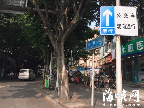 公交双向通行的标志已经挂出来