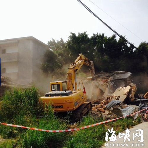 拆迁工地粉尘四处飘散（读者提供）