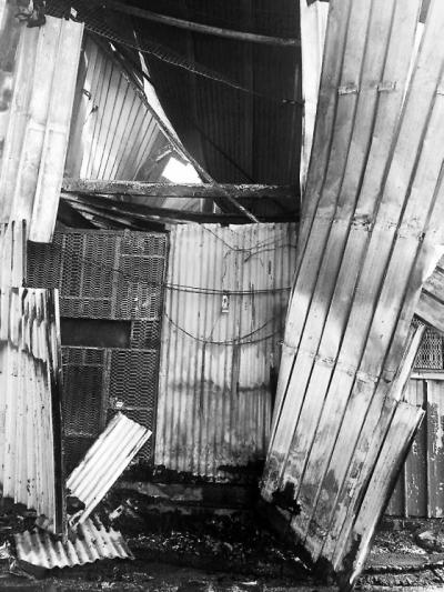 其中一家华人商铺被烧毁